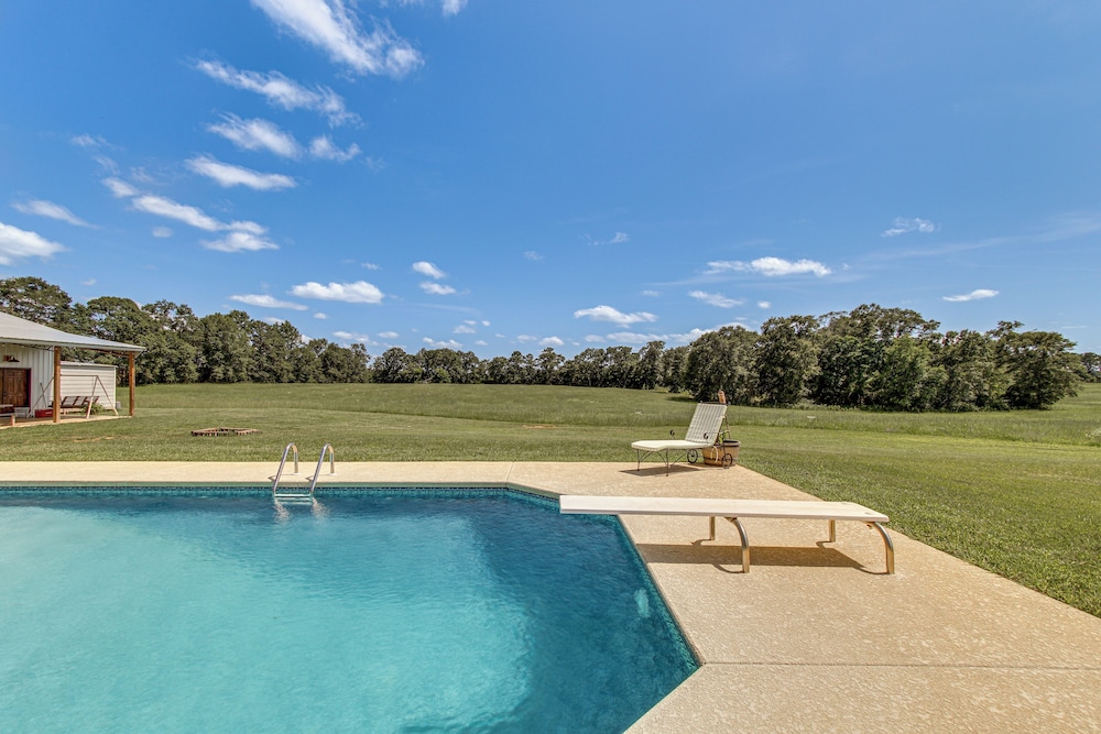 BBQ Ready: Farm-style Kinston Hideaway w/ Pool