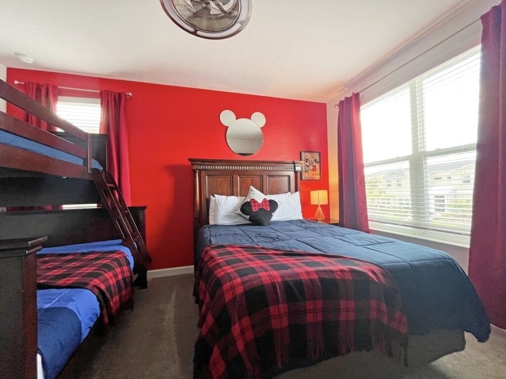 Champions Retreat 5 Bedroom Home by RedAwning