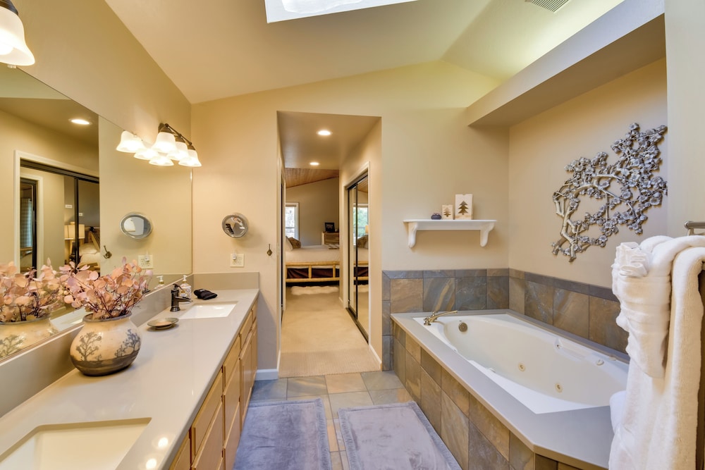 Hot Tub + Pool Table: Cabin Near Calaveras Park!