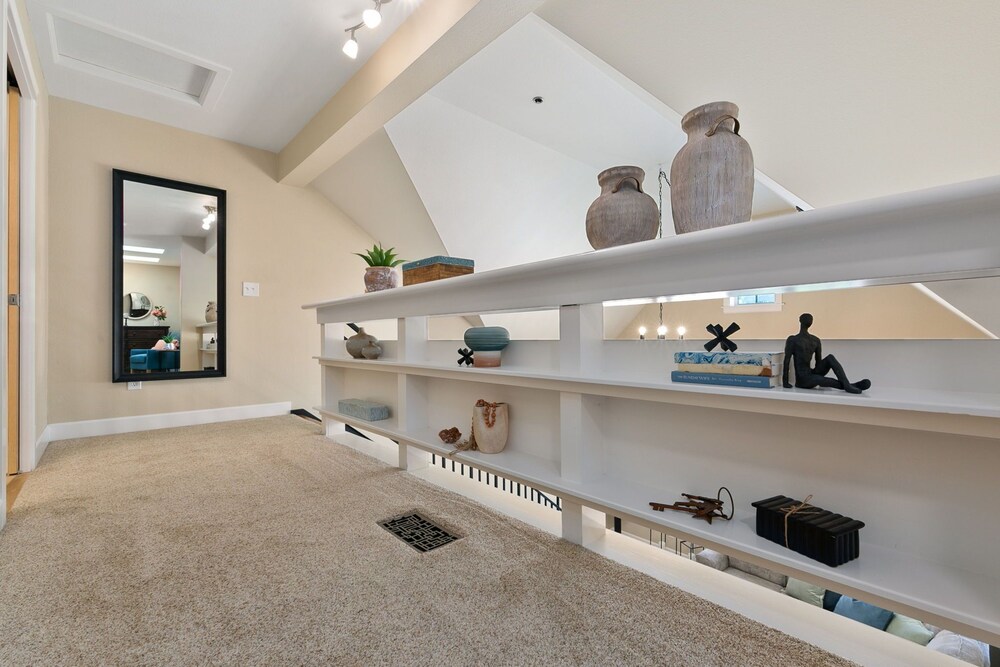 Royal Perch - Loft With King Suite + Vaulted Ceilings