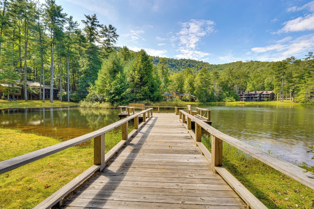Newly Renovated: Pet-friendly Sapphire Retreat!