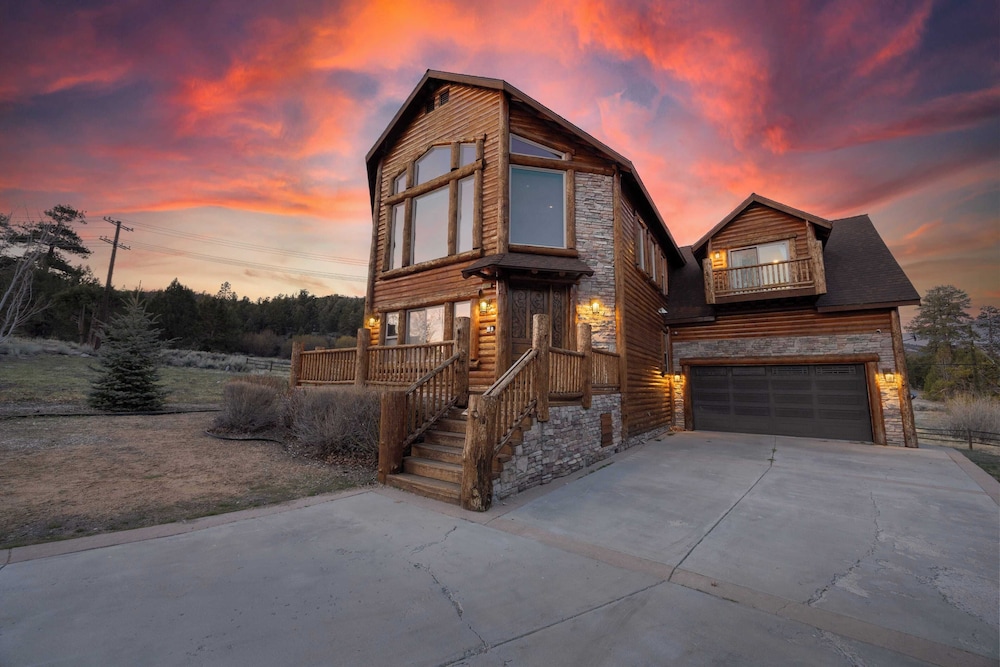 Group Cabin + Lake and Mountain View Pet-friendly, Fireplace, Games, Loft