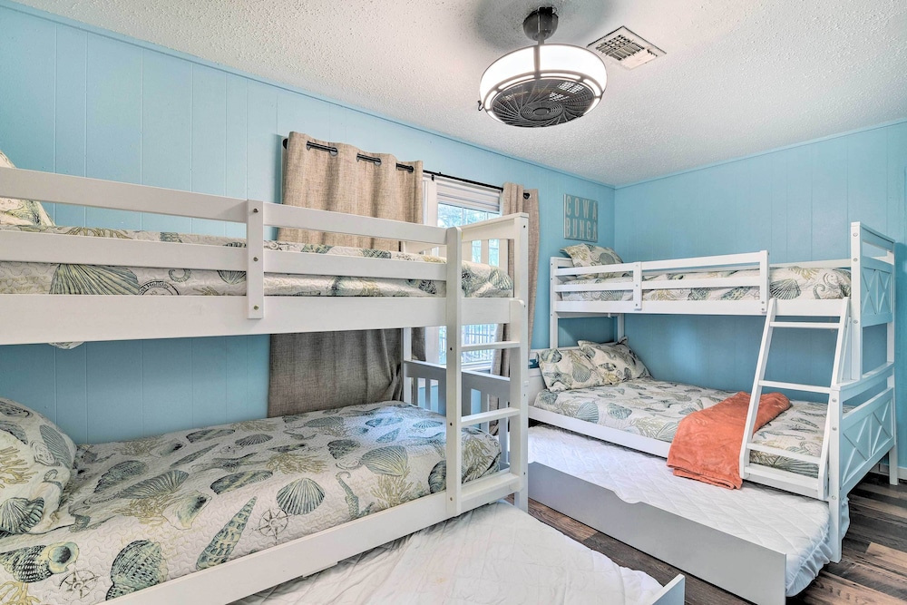 Galveston Group Getaway w/ Private Yard + Fire Pit