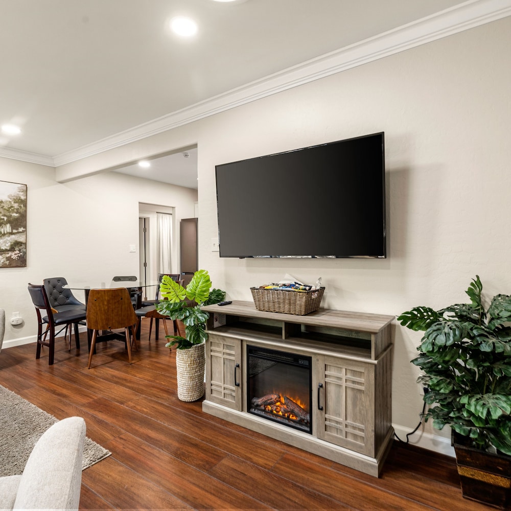 Prescott Family Friendly 3 Bedroom w Large Yard view 4