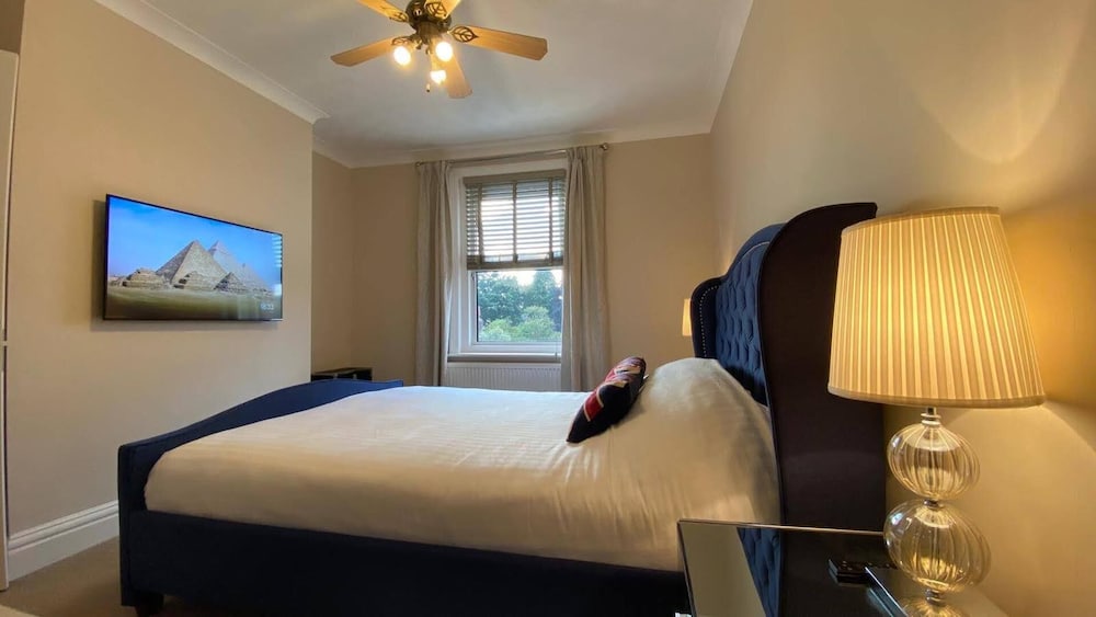 Luxurious, Spacious, Quiet, Near Beaches and Town view 3