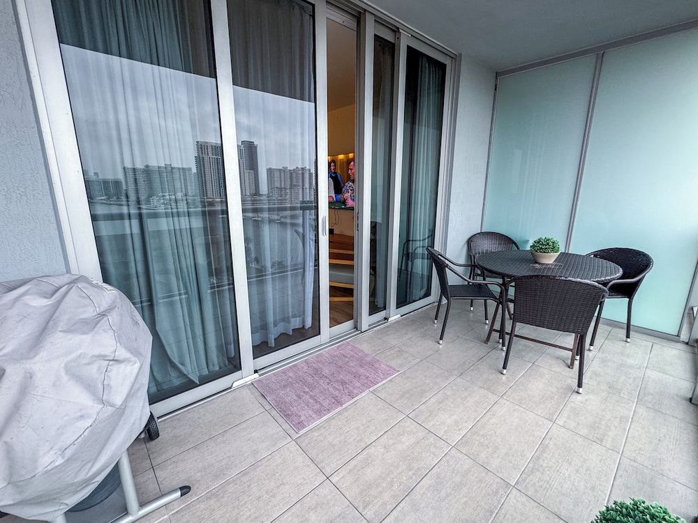 Modern Beachwalk Apt 805