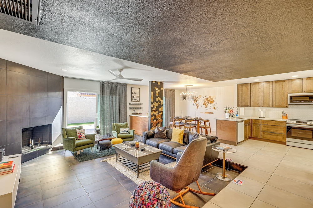 Modern Scottsdale Townhome w/ Heated Pool Access