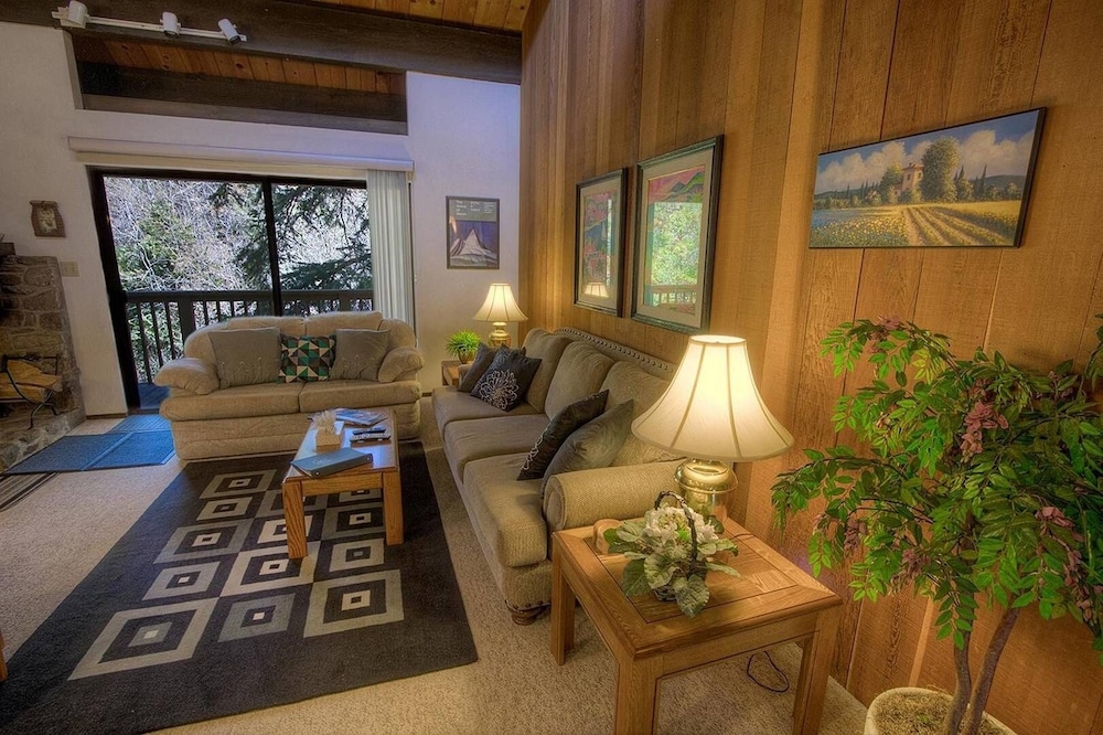 Forest View Townhouse 3 Bedroom Home by RedAwning