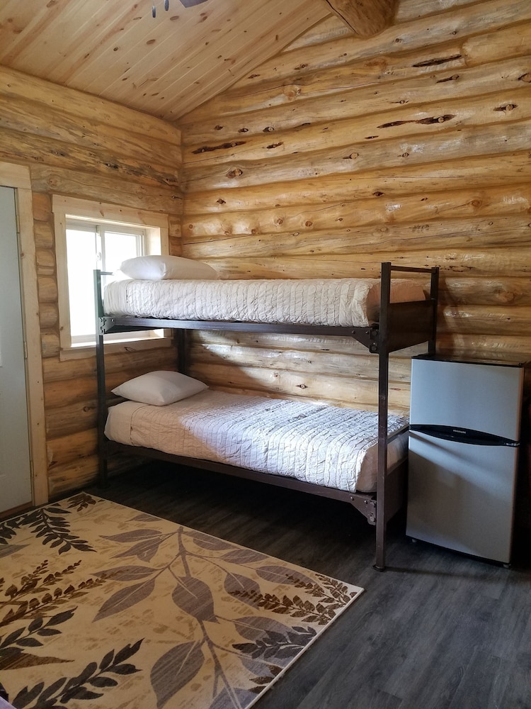 No Name City Luxury Cabins & RV