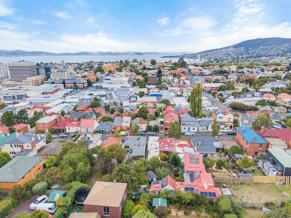 2 Bedroom House - Hobart CBD