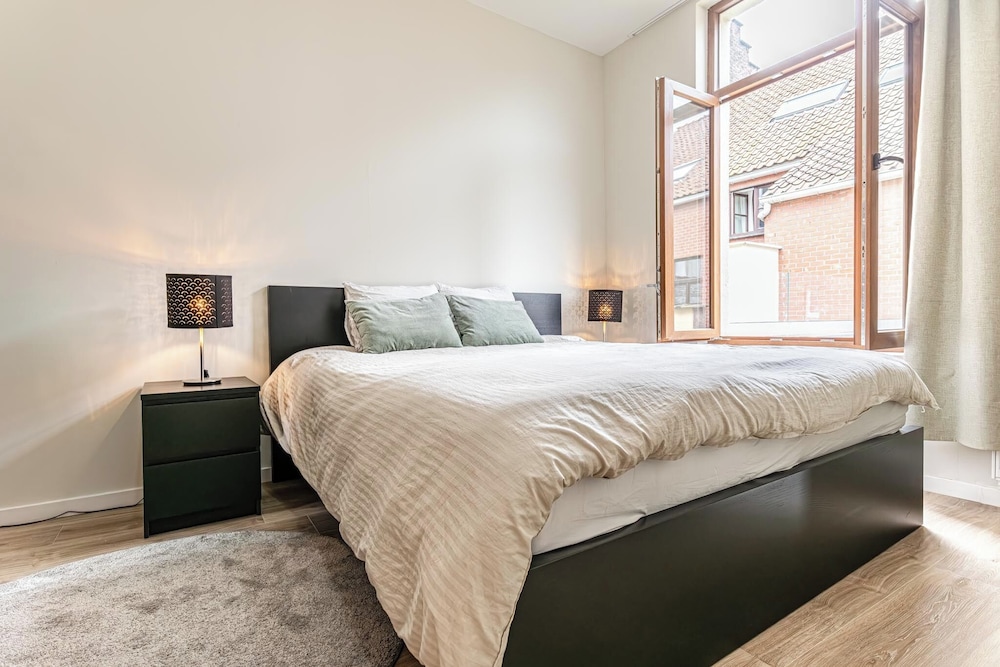 Modern 3BR Apt for 6 with Patio Ghent