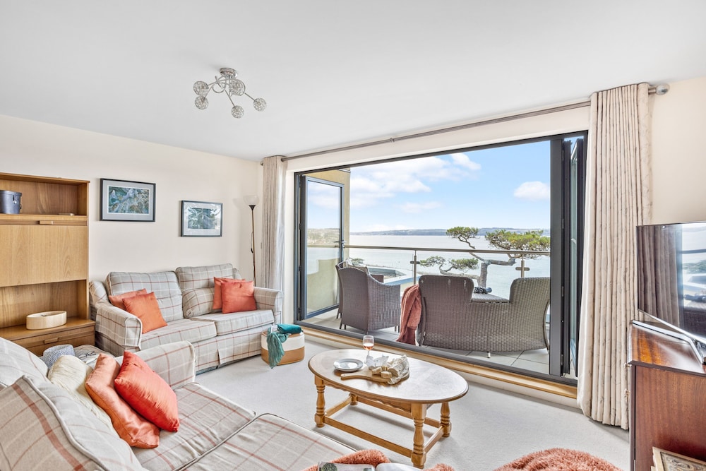 B6 Masts in Torquay With 3 Bedrooms and 2 Bathrooms
