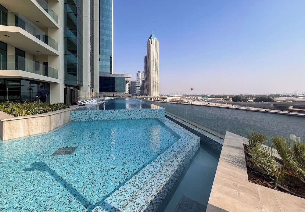 Elegant High Floor 2BR Urban Oasis