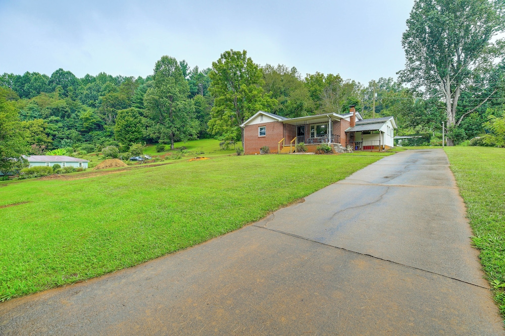 1 Mi to Virginia Creeper Trail: Serene Family Home