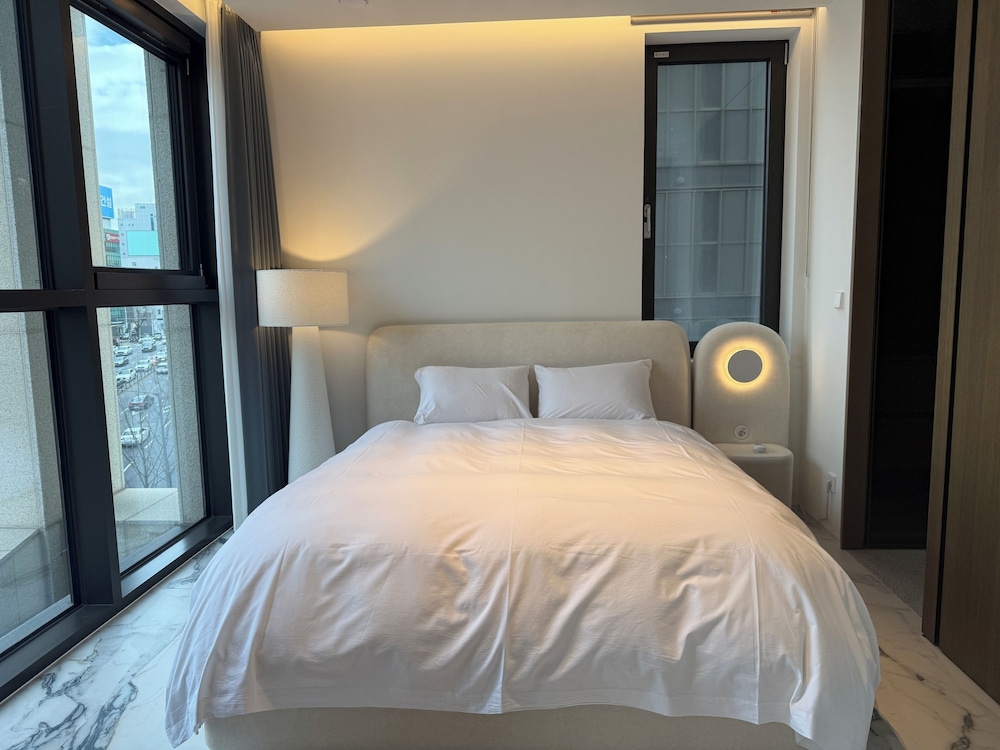 Caelum Black Gangnam Luxury Apt
