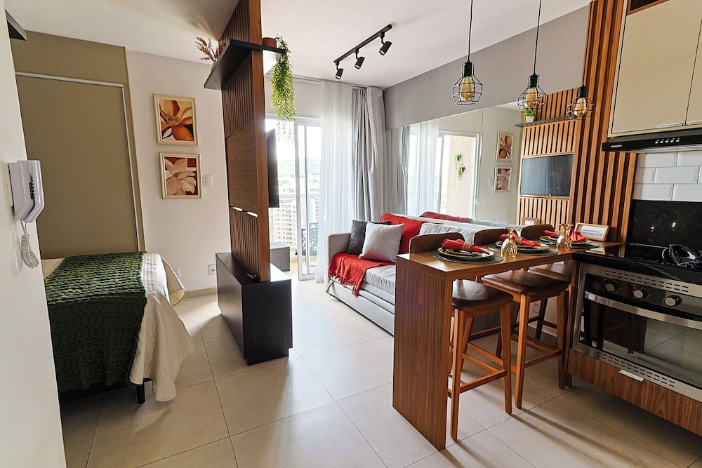 Studio Pet Friendly c Garagem e Varanda no Centro