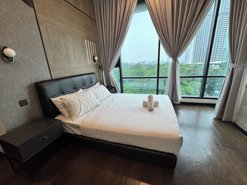 Grand Lumia Suite At Opus Residence