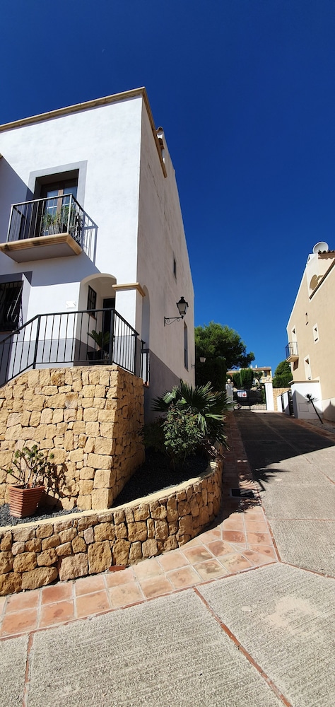 House - Sleeps 6 With Stunning Views