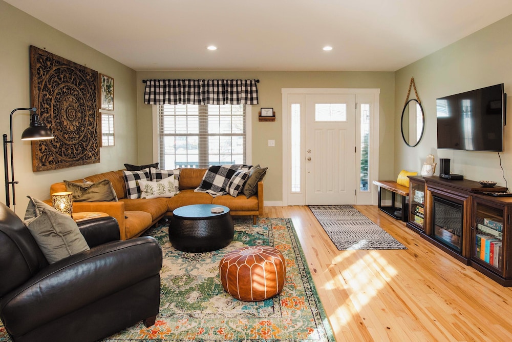 1 Mi to Dtwn Black Mountain: Home w/ Patio & Yard