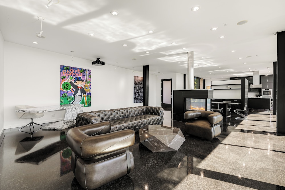 Glass Mansion - Chic Glass Villa in LA Hills With Views, Style & Serenity