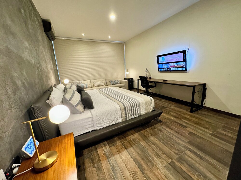 Luxurious 5-bedroom House With Air-conditioning & Private Rooftop in Juriquilla