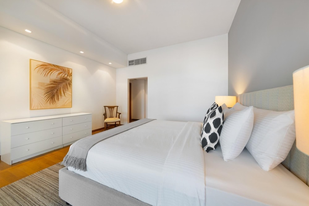 Exclusive Apt w Seafront Views Over Palm Jumeirah