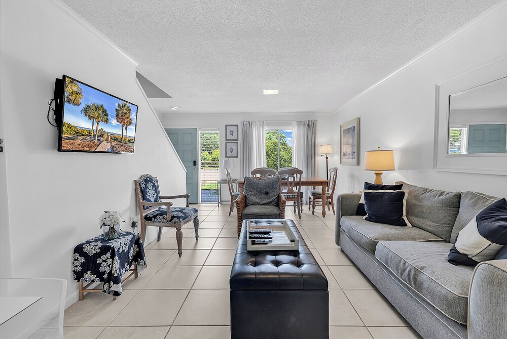 650 Feet to the Beach! Arcadian Shores Townhome