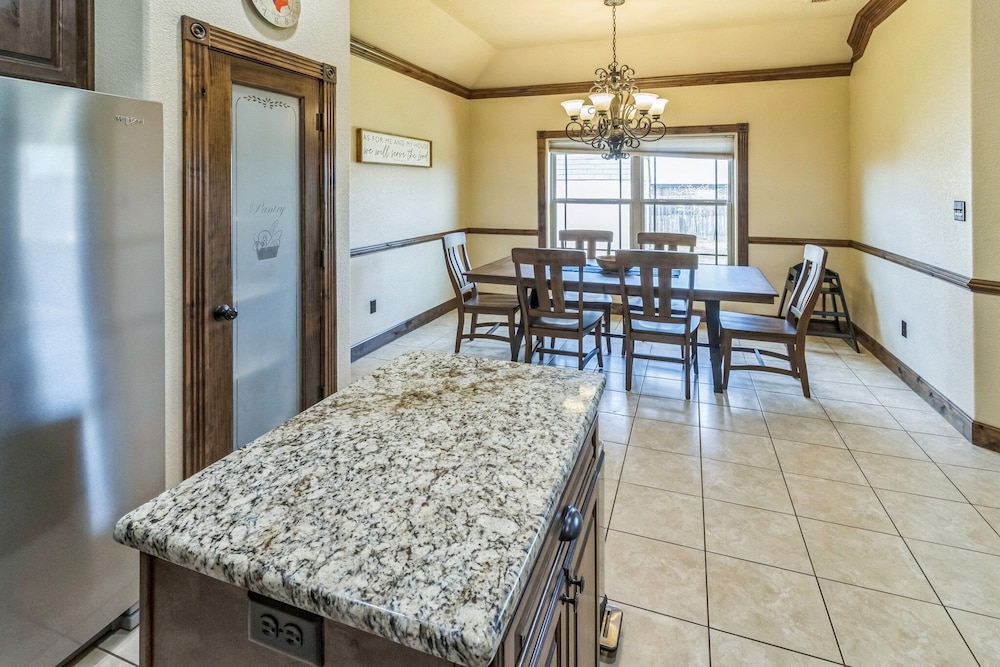 Gorgeous 4br Dakota Springs Home 3 Bedroom Home