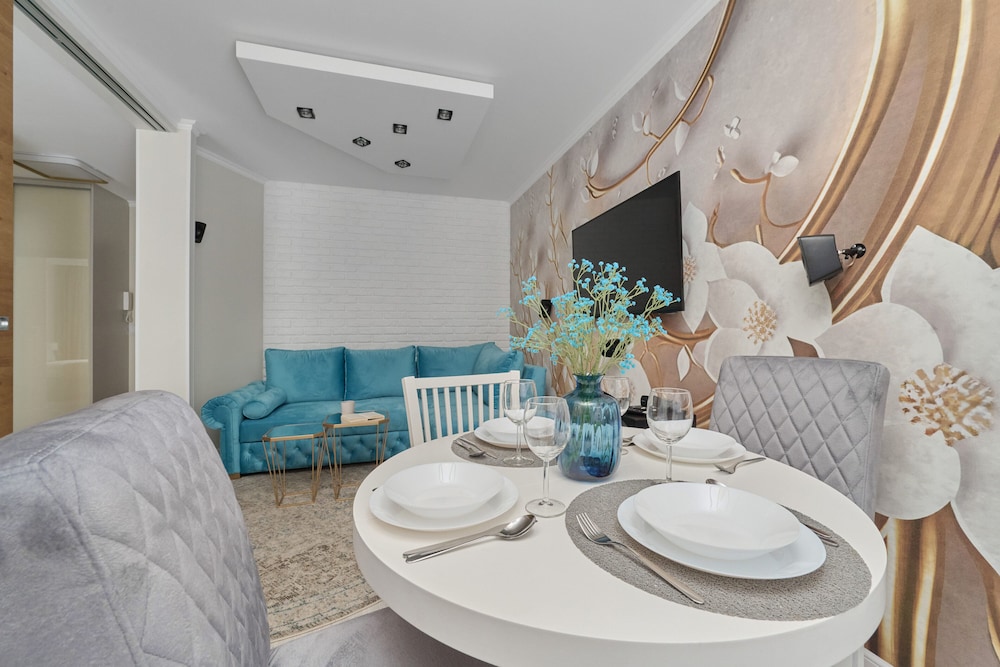 Floral Apartment Nyska by Renters