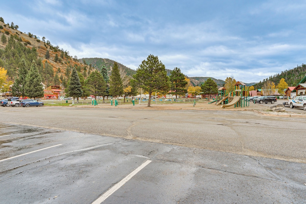Easy Red River Ski Access! Outdoor Adventure Condo