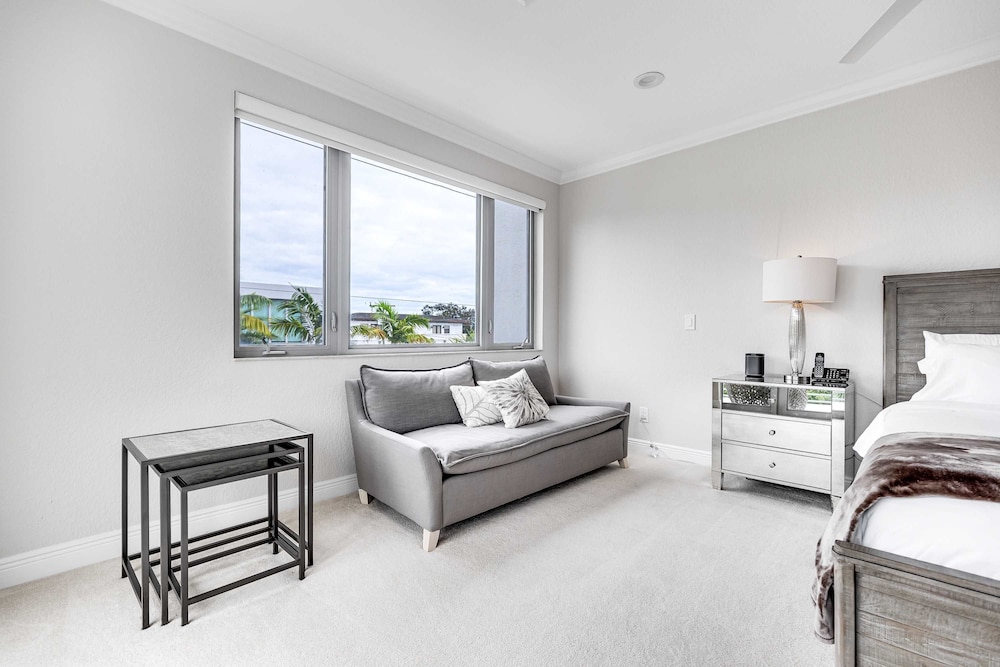 NEW 3-story Townhome With Pool Room Expansive Balcony Seconds Away From Las Olas