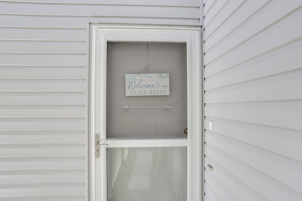 Boat Slip & Pool Access: Oak Harbor Haven!