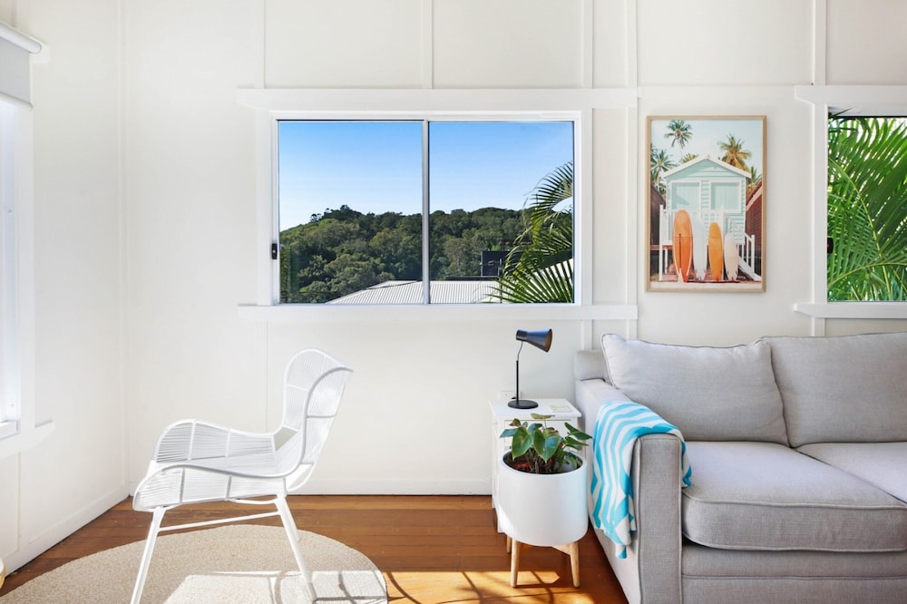 2-bed Beach House in Burleigh Heads Amidst Nature