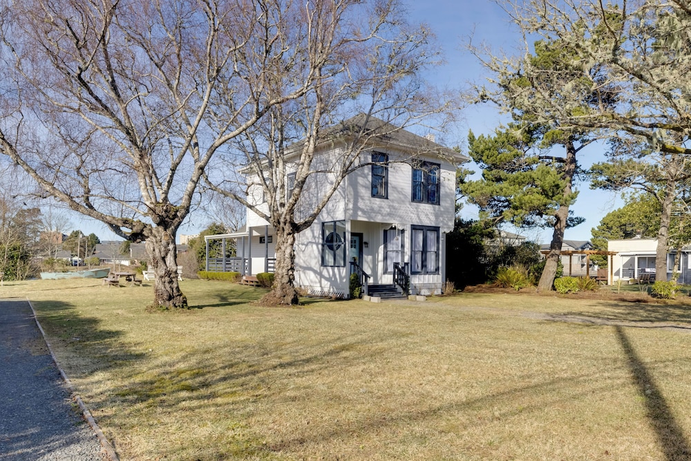 Walk to Beach: Riverside Retreat in Seaside!