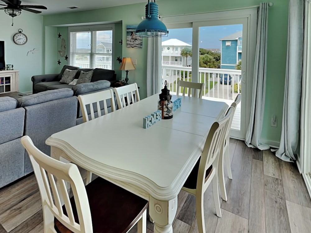 Salty Seahorse by Topsail Realty