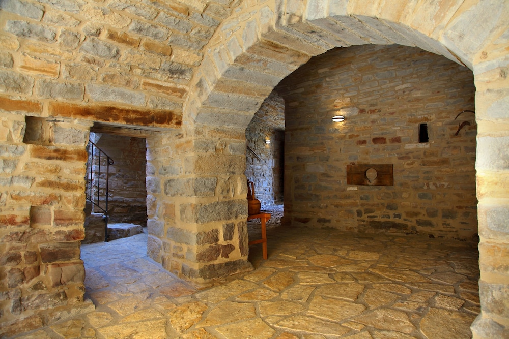 Casas Pirineo Aínsa: Historic Palace & Garden