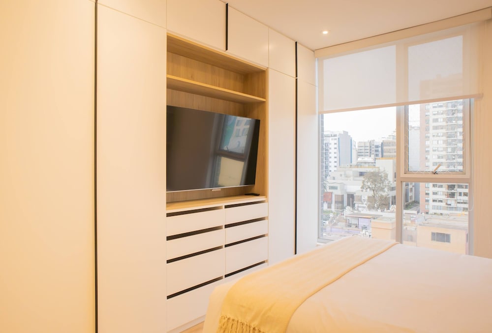 w Inviting 3BR w Balcony in Hip Miraflores