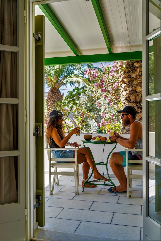 Studios Vrettos Beachfront Hotel
