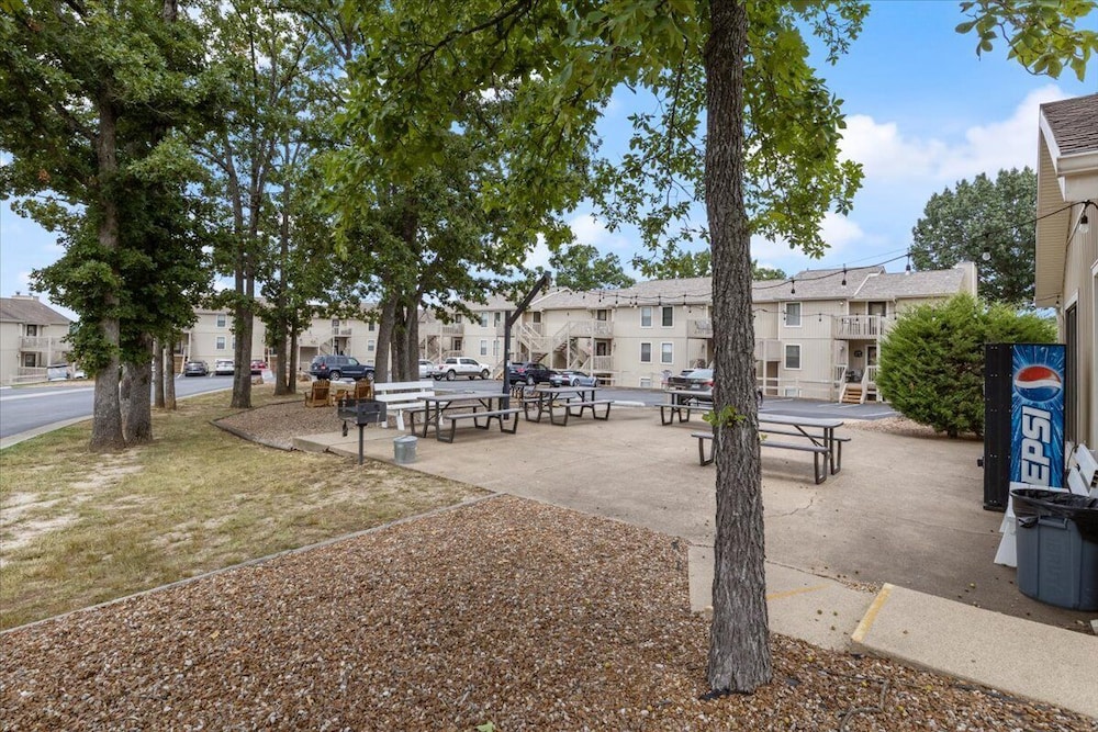 Lakefront Condo w/ Screened Patio, 3 Pools, Boat Slip in Osage Beach