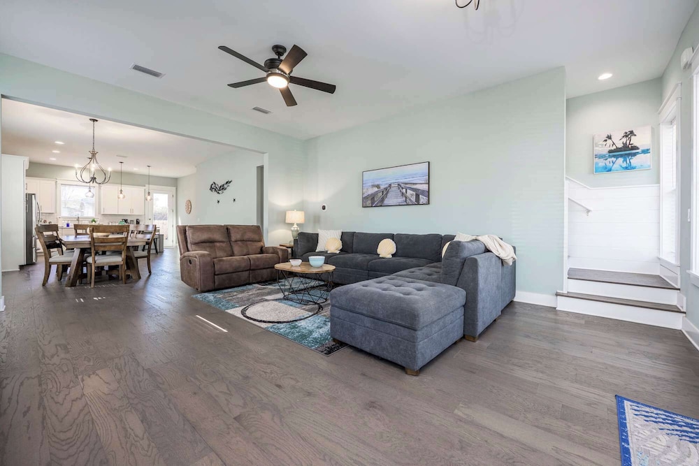 Beach to Bay 3BR Retreat - Cowboy Pool & Golf Cart