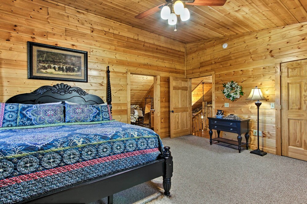 Sevierville Cabin w/ Hot Tub: 6 Mi to Pigeon Forge view 4