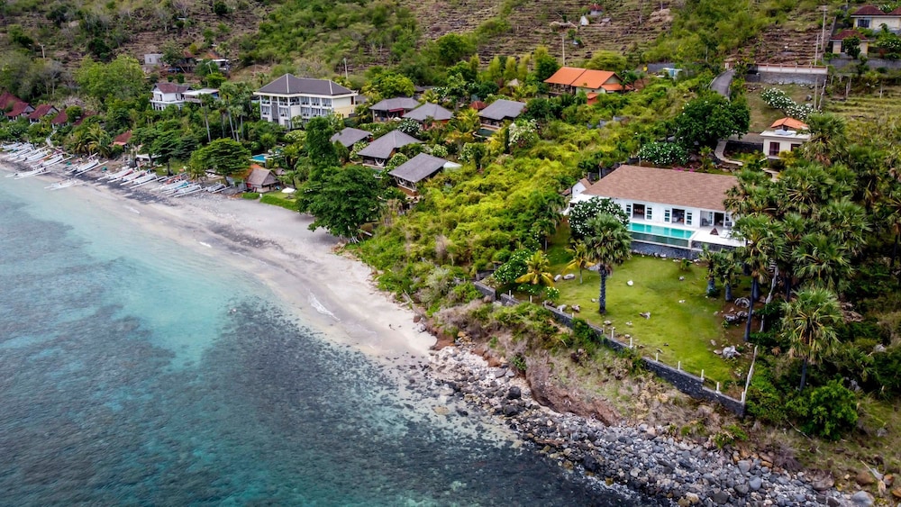 Villa Eden Roc by Alfred in Bali - Luxury Beachfront 3BR Villa With Infinity Pool Amed