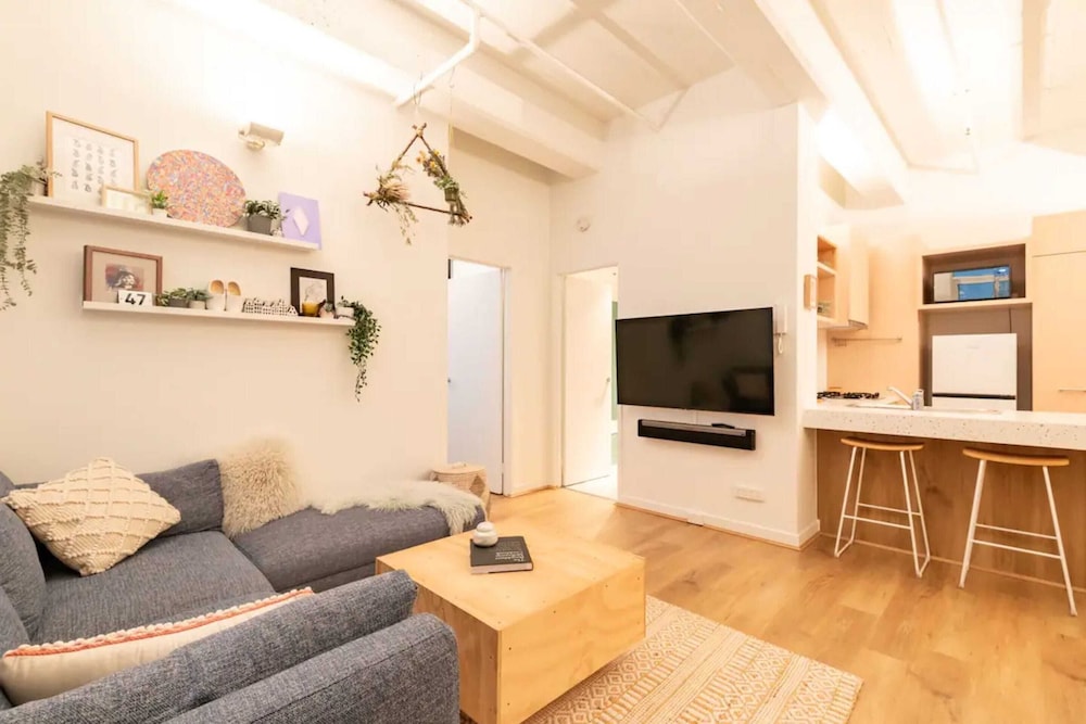Beautiful 1 Bedroom Apartment Next to Southern Cross Station