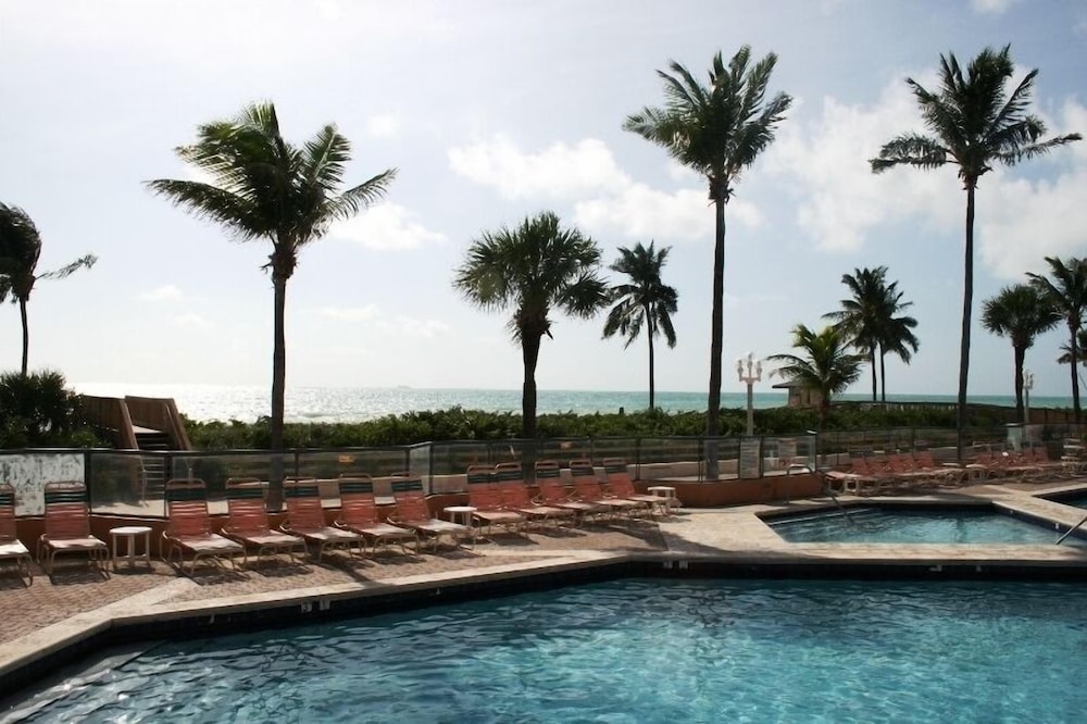 Hollywood Beach Resort - Renovated Large Studio