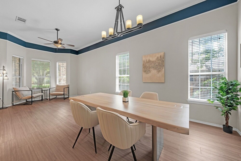 Modern 4br Gem Chic Comfort In Austin 4 Bedroom Home