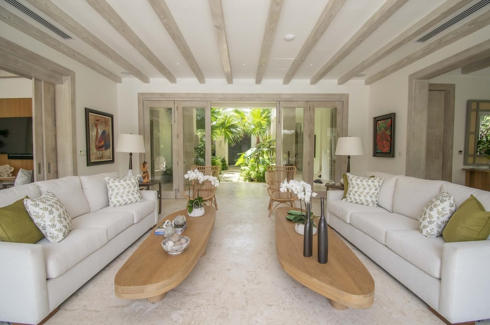 Stylish Fully-staffed Villa Near Beach and Lagoons in Exclusive Golf Resort view 4