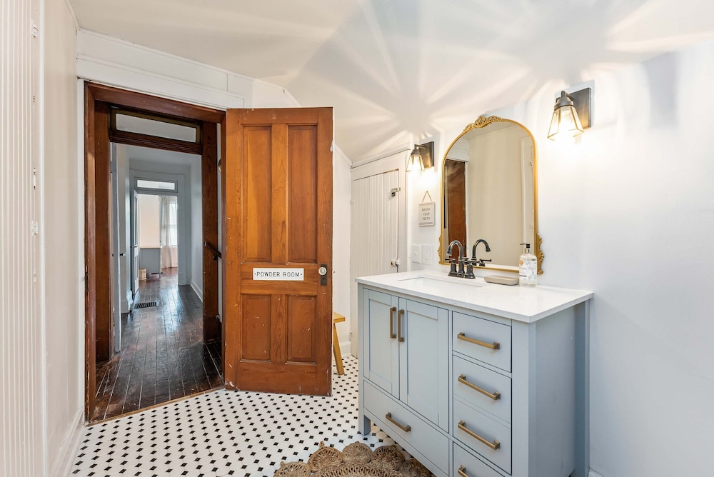 German Charm Suites Sleeps 8!