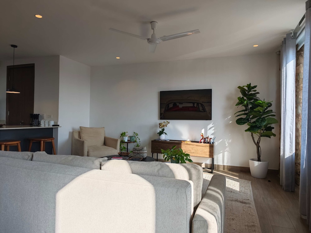 w Grandiose 1BR w Balcony in Casco Viejo