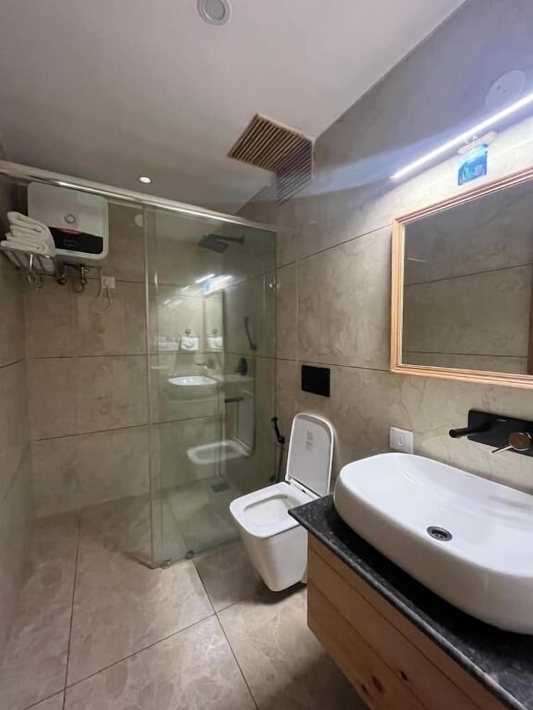 Heryk Hillview Hotel