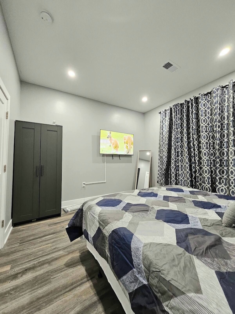 Cozy Home near City Center with Hot tub